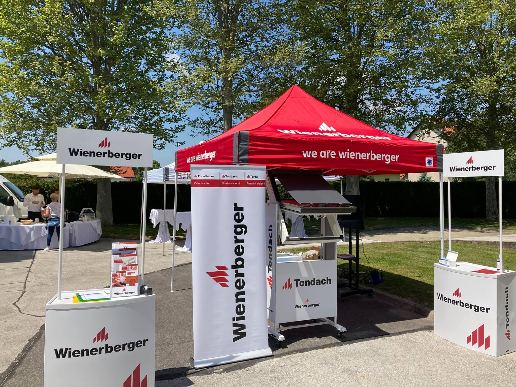 Wienerberger promocijski šotor E-Z UP na prireditvi